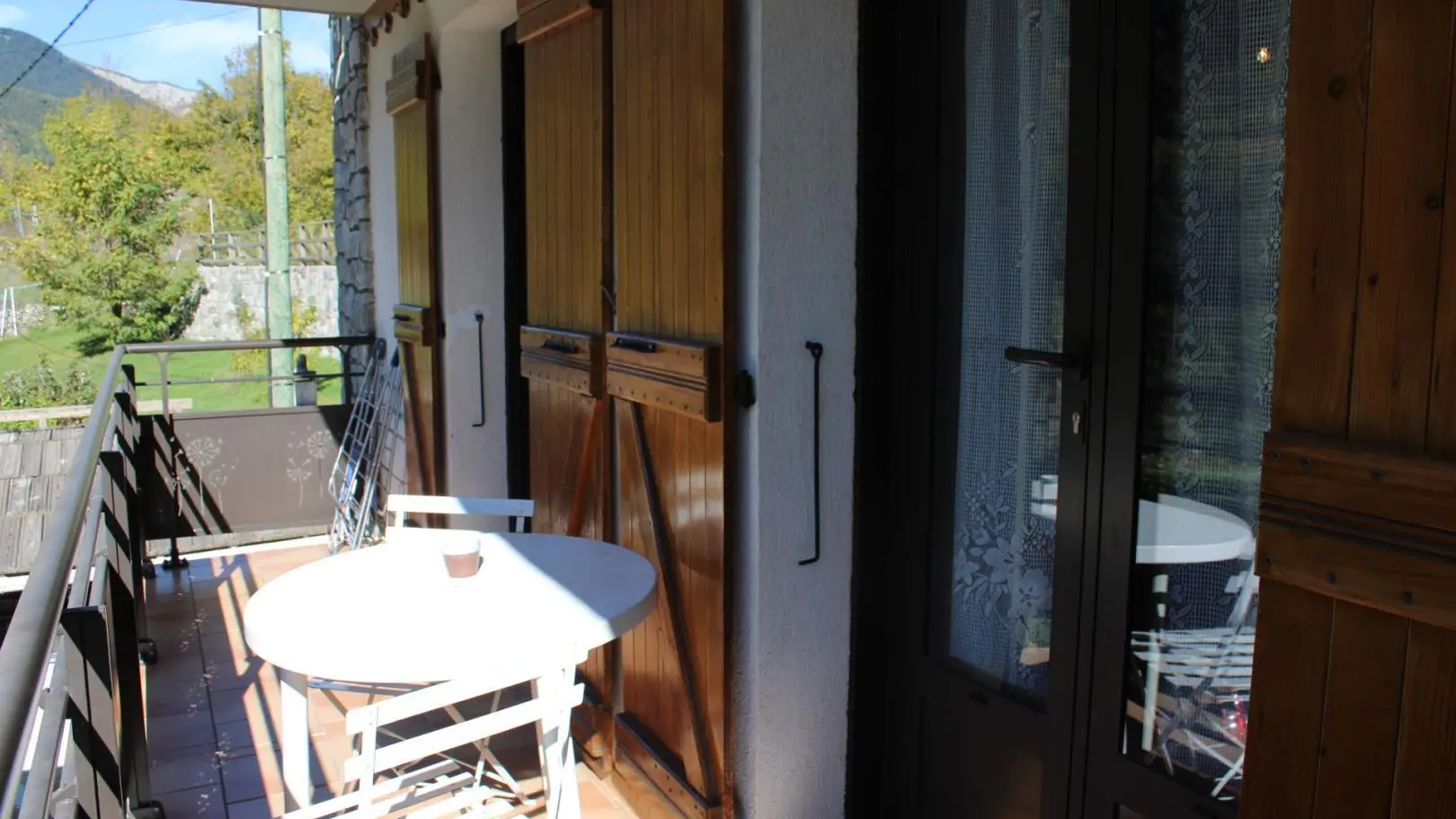 Gîte Chalet Serclet-Balcon-Cuisine/Séjour-Saint-Étienne-de-Tinée-Gîtes de France des Alpes-Maritimes