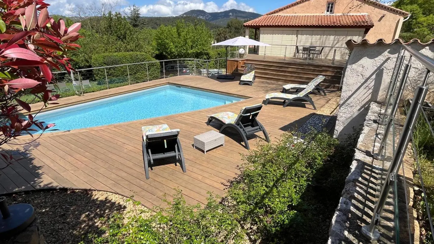 SURPLOMB DE LA PISCINE