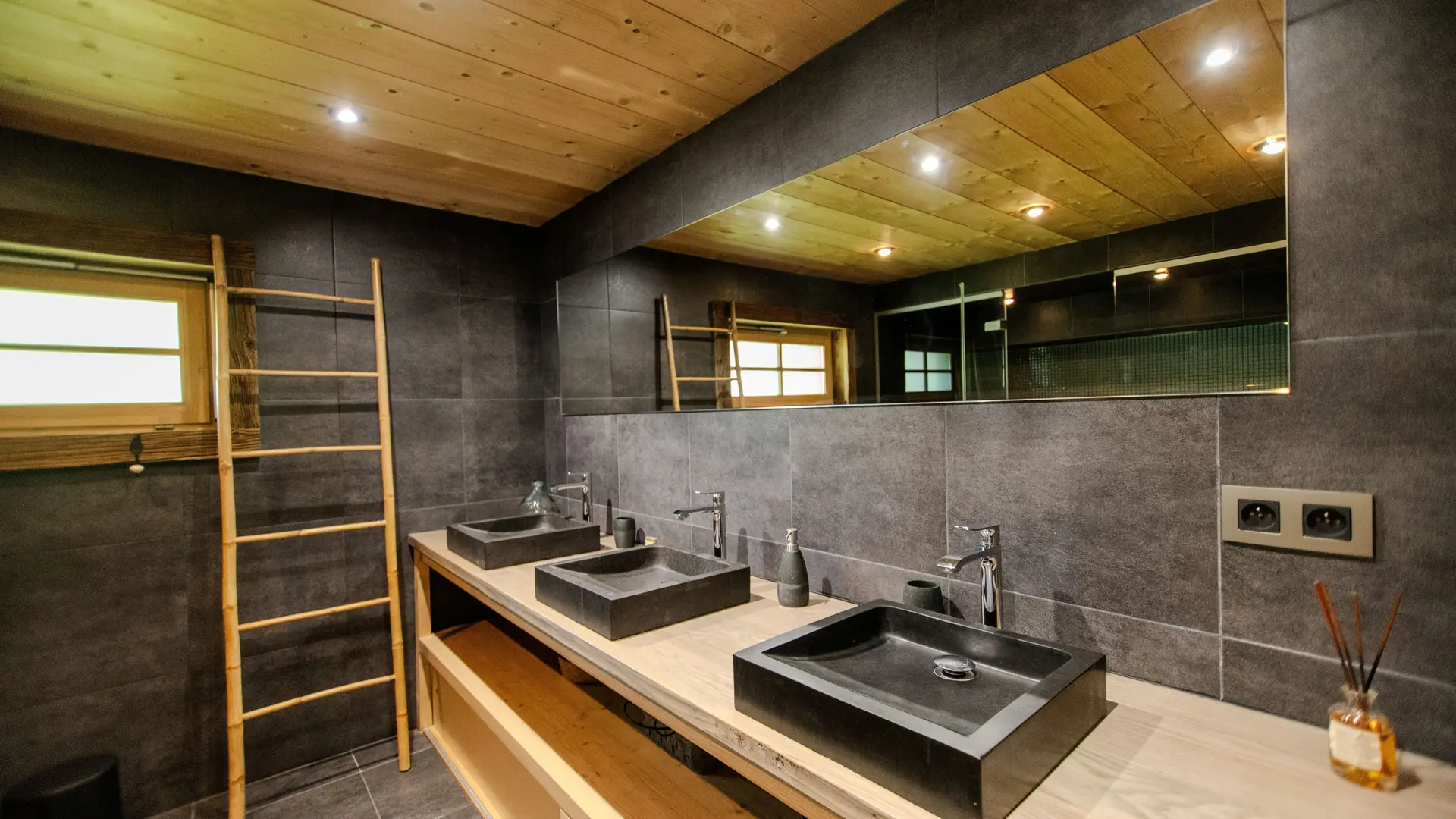 Une grande salle de bain avec douche à l'italienne et hammam