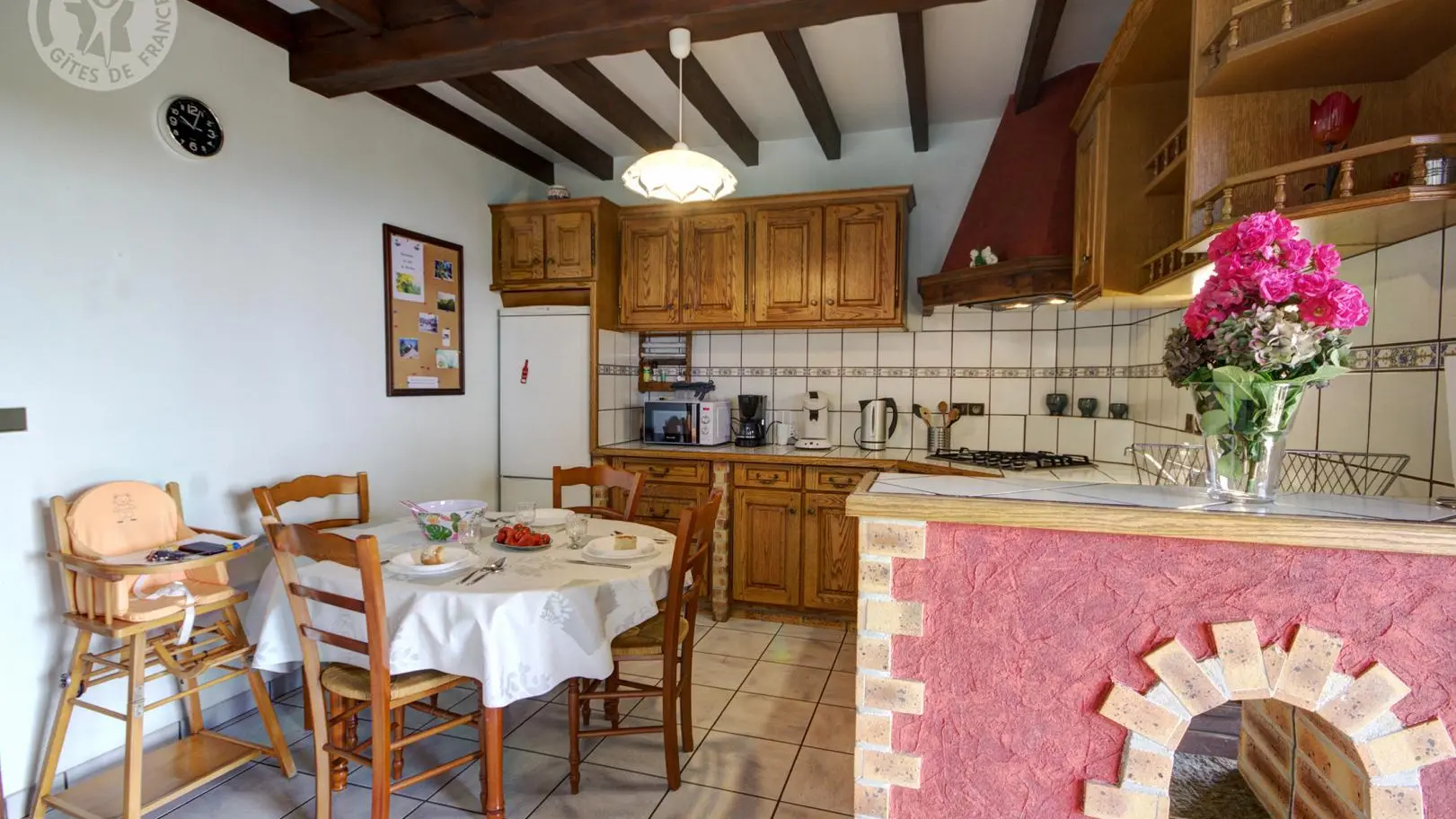 Cuisine en partie ouverte sur le séjour, elle est intégrée et équipée avec un accès direct sur la terrasse.