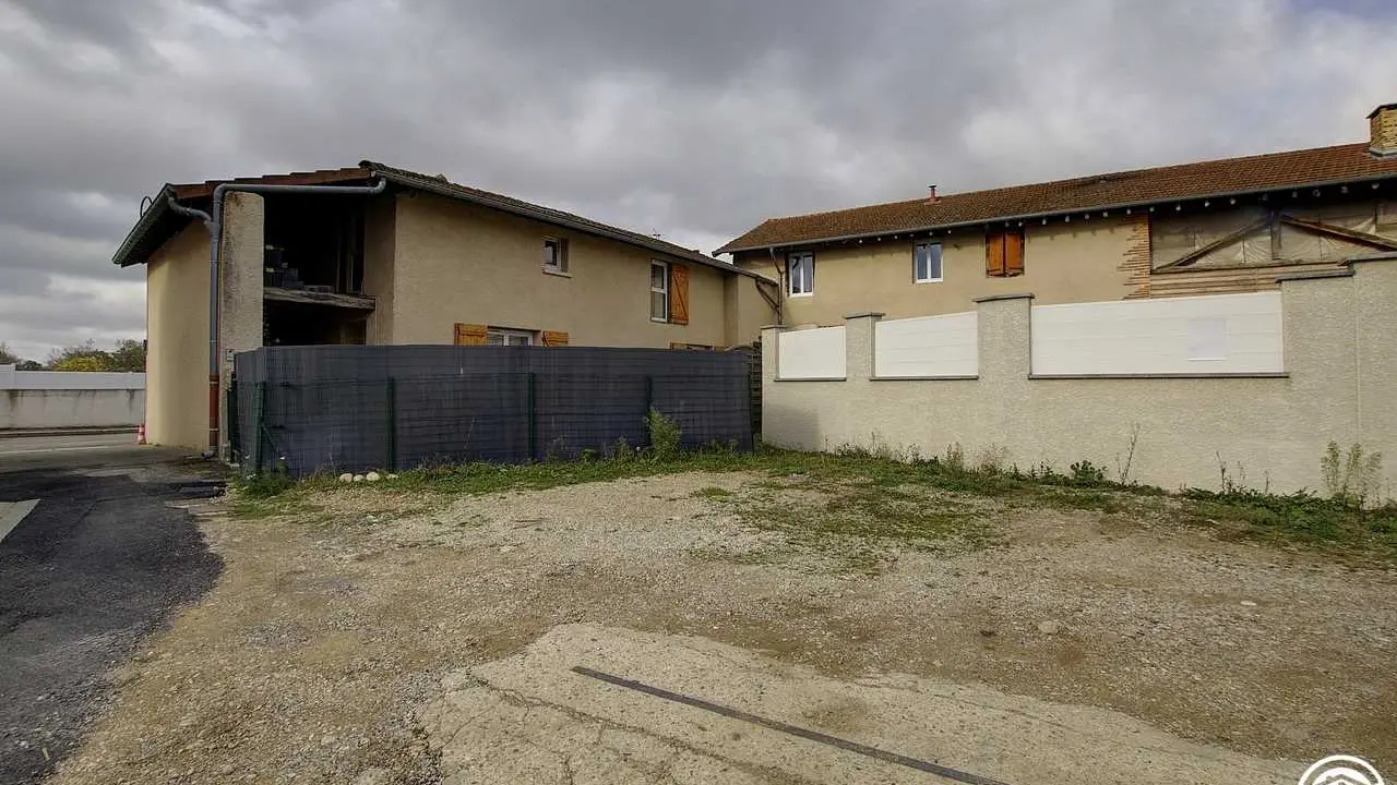 La place privée du gîte est située partie grise.