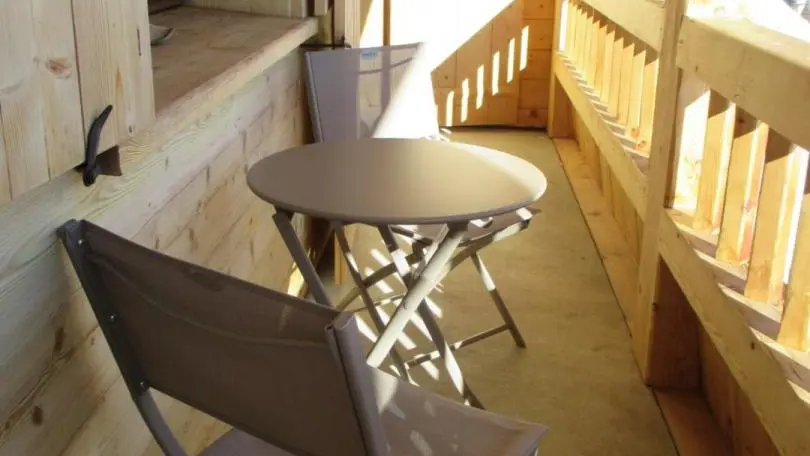 Balcon avec petite table et chaises