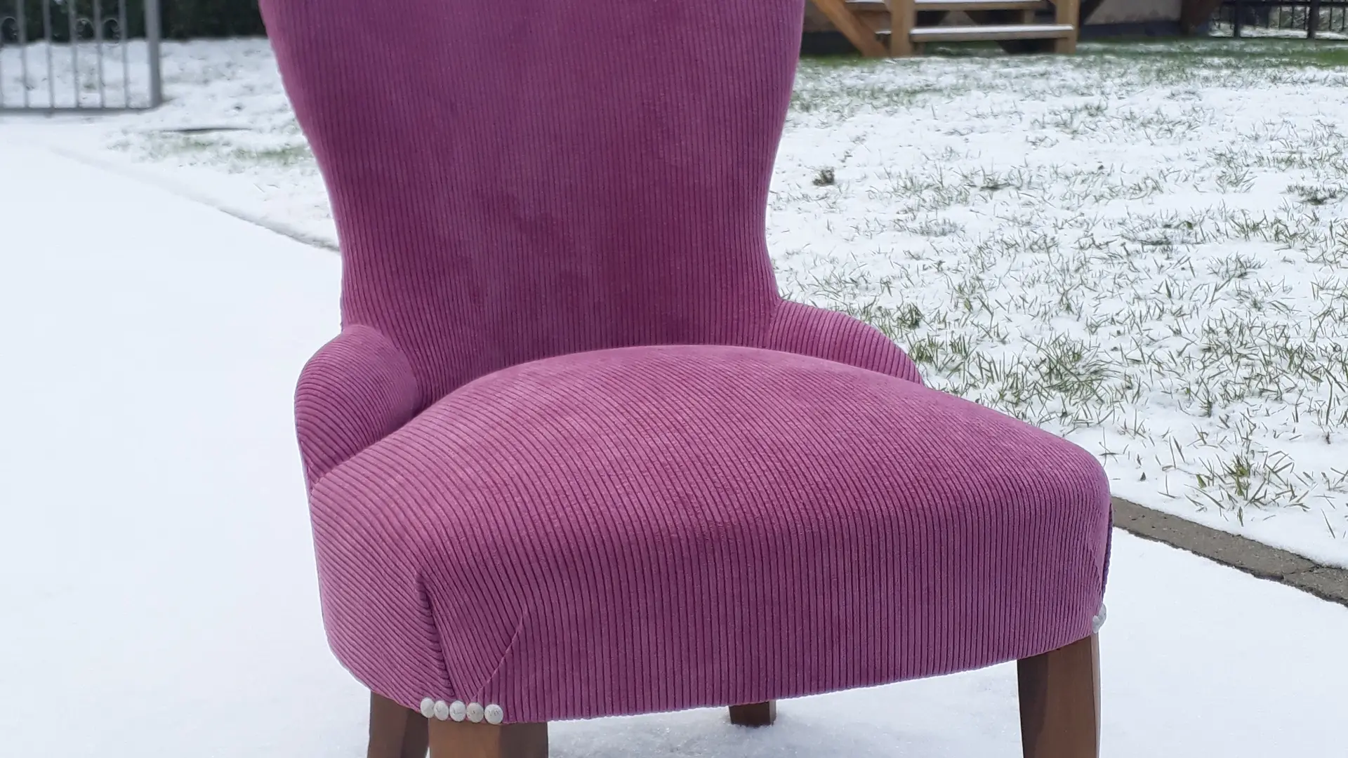 Réfection d'une chauffeuse avec un velours côtelé