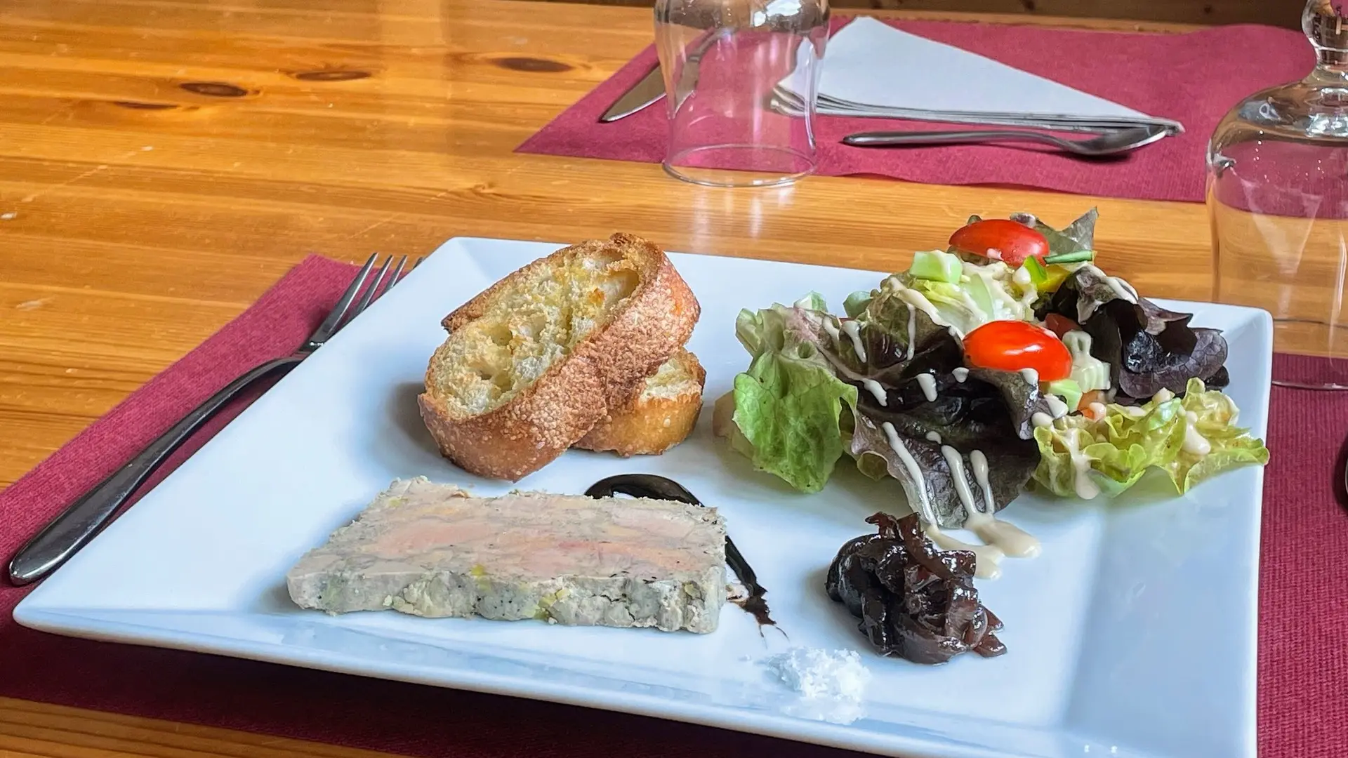 Foie gras maison accompagné de salade verte et de tranches de pain grillé