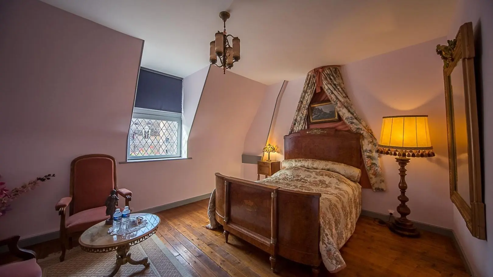 GITE DU CHATEAU DE PEUFEILHOUX VALLON EN SULLY ALLIER AUVERGNE