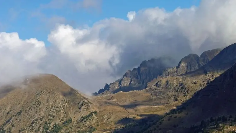 Randonnée Isola. Le col de la Lombarde, (2351 m), ennuagé sur le versant d'Isola en début d'automne.