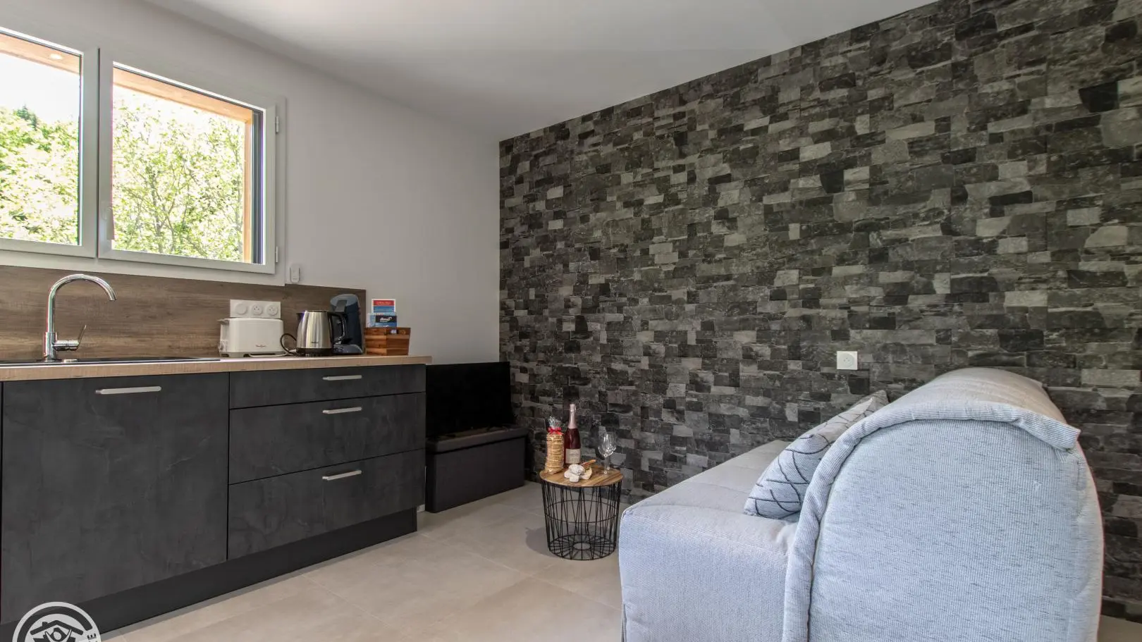 Coin séjour avec TV (en cours de finalisation d'aménagement)