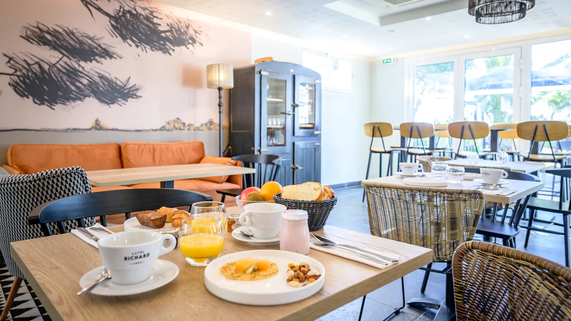 Salon et petit-déjeuner