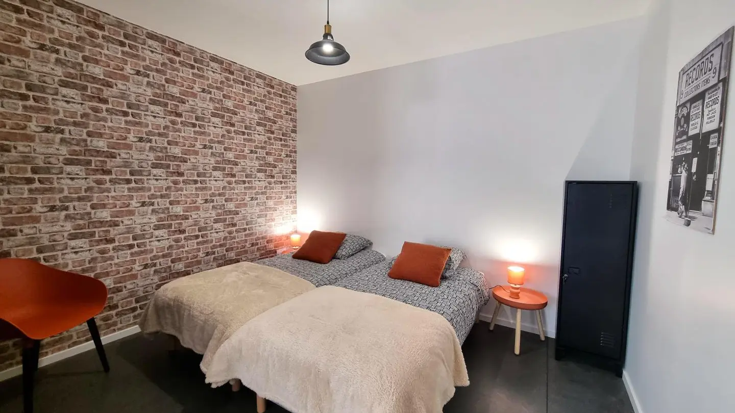 Dortoir Manhattan : un lit 160x200 et deux lits 90x200 disposant d'une salle d'eau (douche - double vasque).