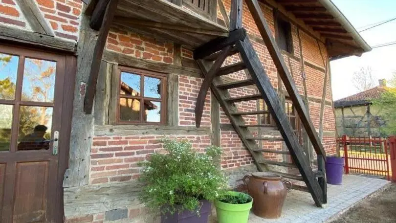 Façade de la maison avec accès direct à la grande cour privative