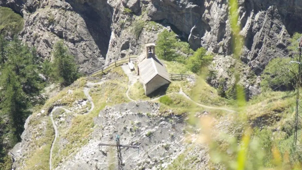 La Chapelle Notre-Dame de Bon Repos vue depuis l'oratoire du Chazelet - La Grave