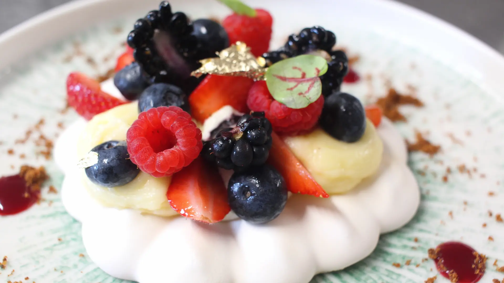 PAVLOVA FRUITS ROUGES COULIS FRUITS ROUGES