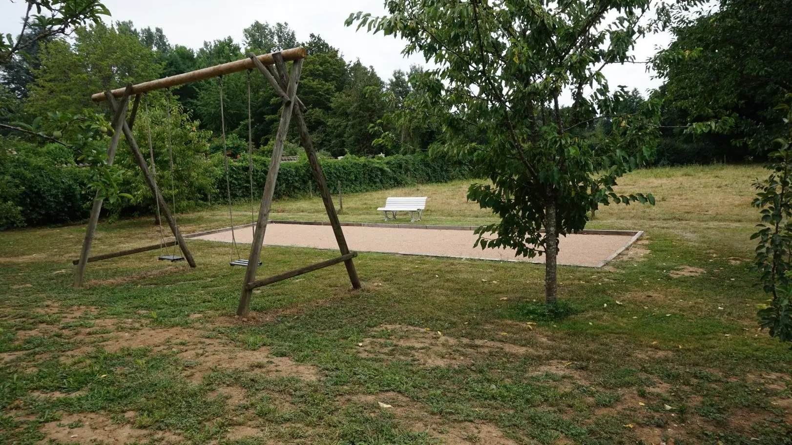 Aire de Jeux terrain de pétanque et balançoire