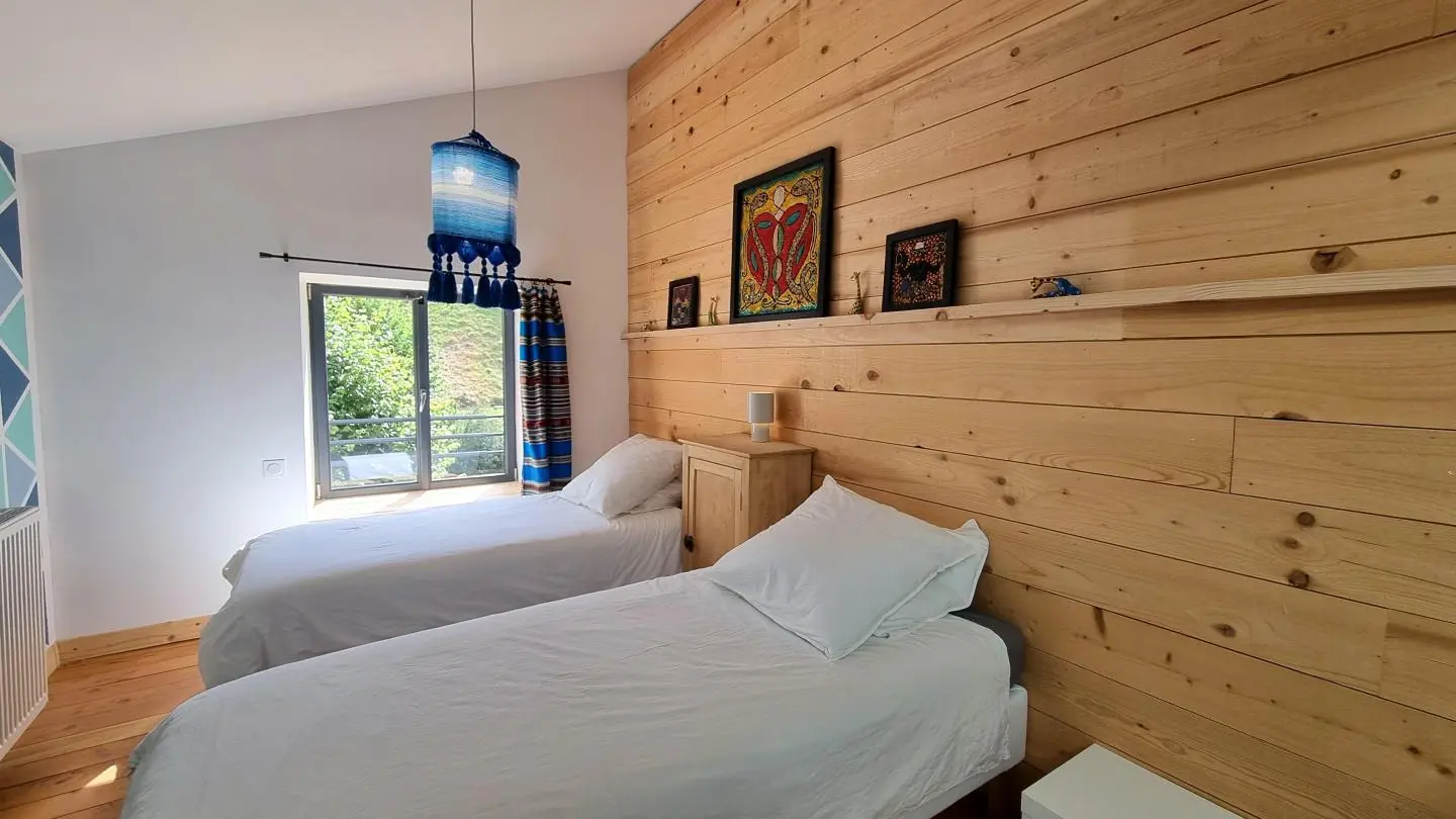 Chambre 2 : 2 lits 90 (possibilité couchages d'appoints 2 lits 80).