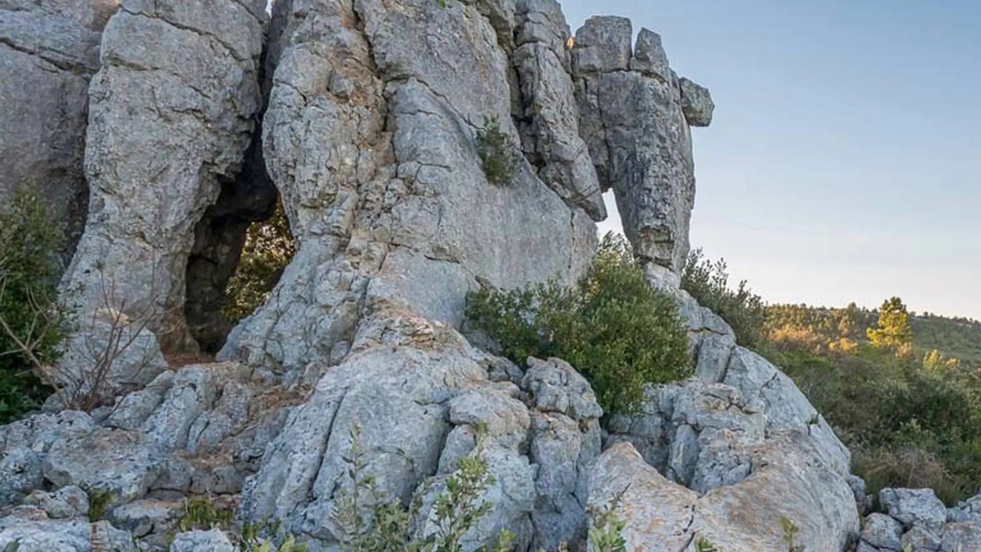 Zoom sur le rocher ressemblant à un éléphant avec la garrigue en arrière plan