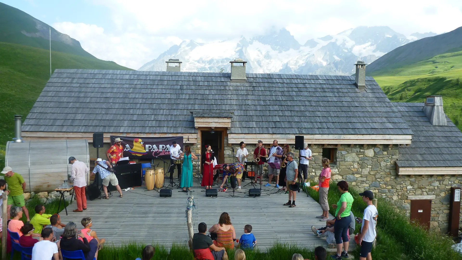 Concert sur la terrasse nord du refuge