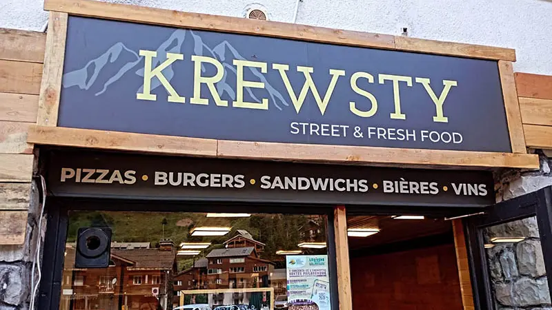 Vitrine du restaurant, inscription Krewsty Street & Fresh Food, Pizzas • Burgers • Sandwichs • Bières • Vins