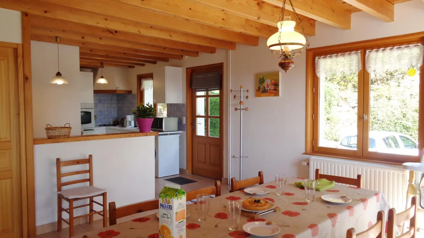 Pièce à vivre avec cuisine ouverte sur le salon/salle à manger.