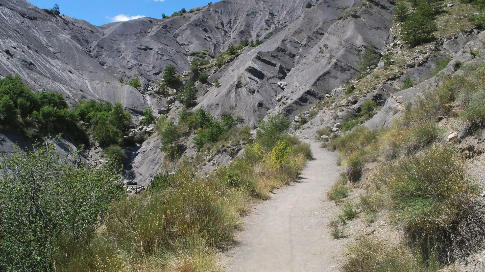 Le sentier passe au pied des marnes