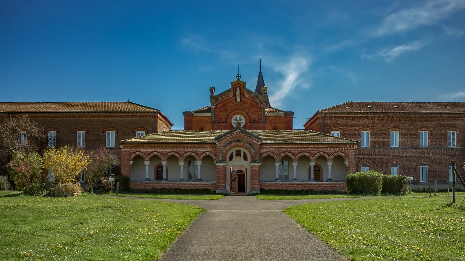 Abbaye des Dombes depuis le chemin qui mène à l'entrée