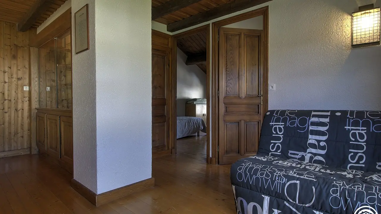 Le palier du 2ème étage avec l'accès aux trois chambres