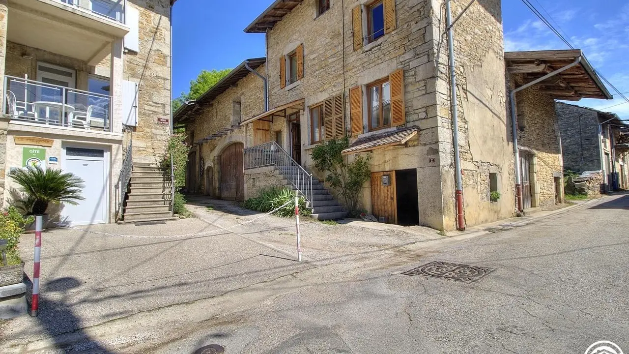 Le gîte la Bachasse est une maison de famille rénovée. Un local vélo à disposition.