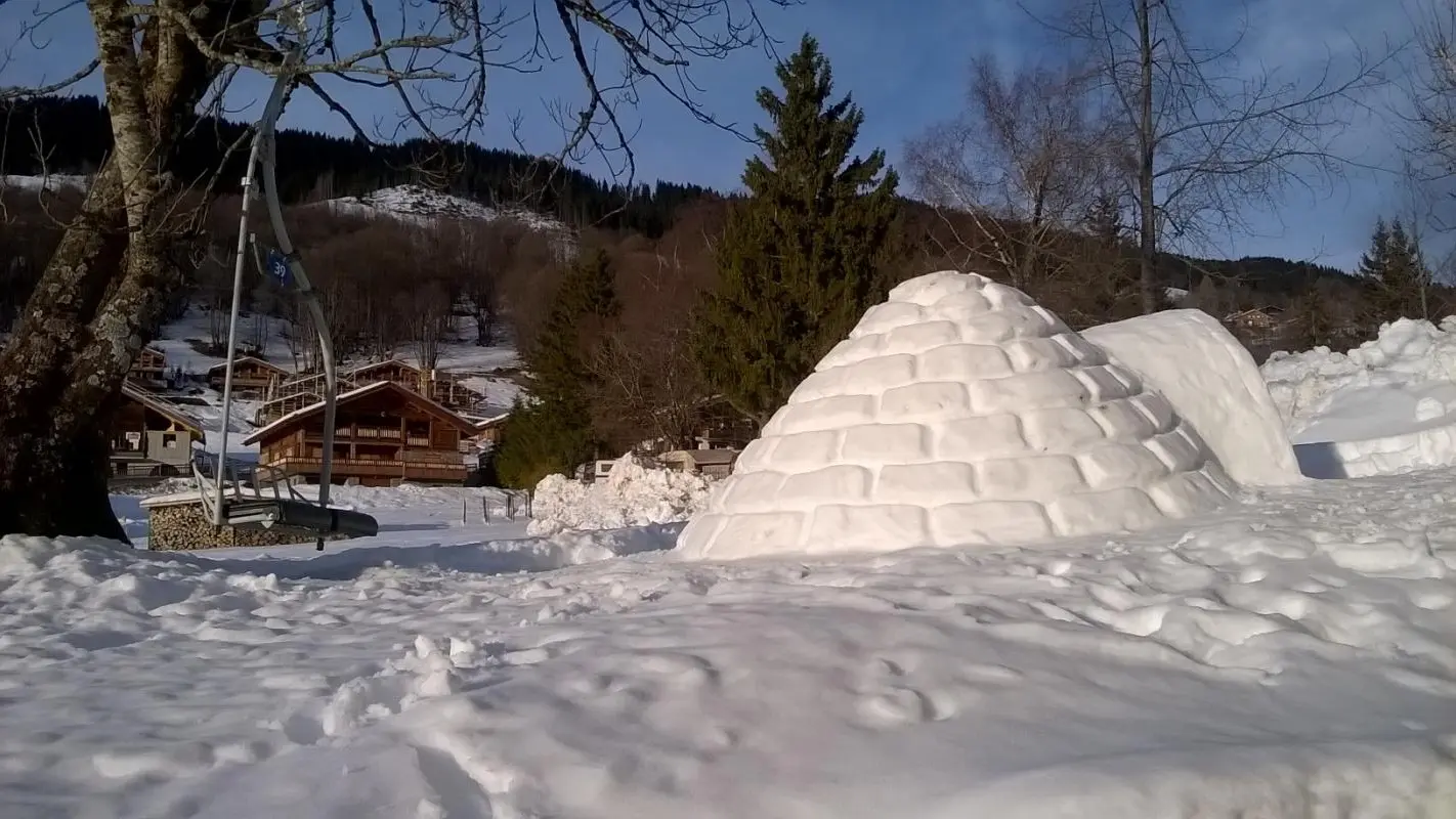 Pour finir la soirée...Apéro dans l'igloo ou assis sur le télésiège..