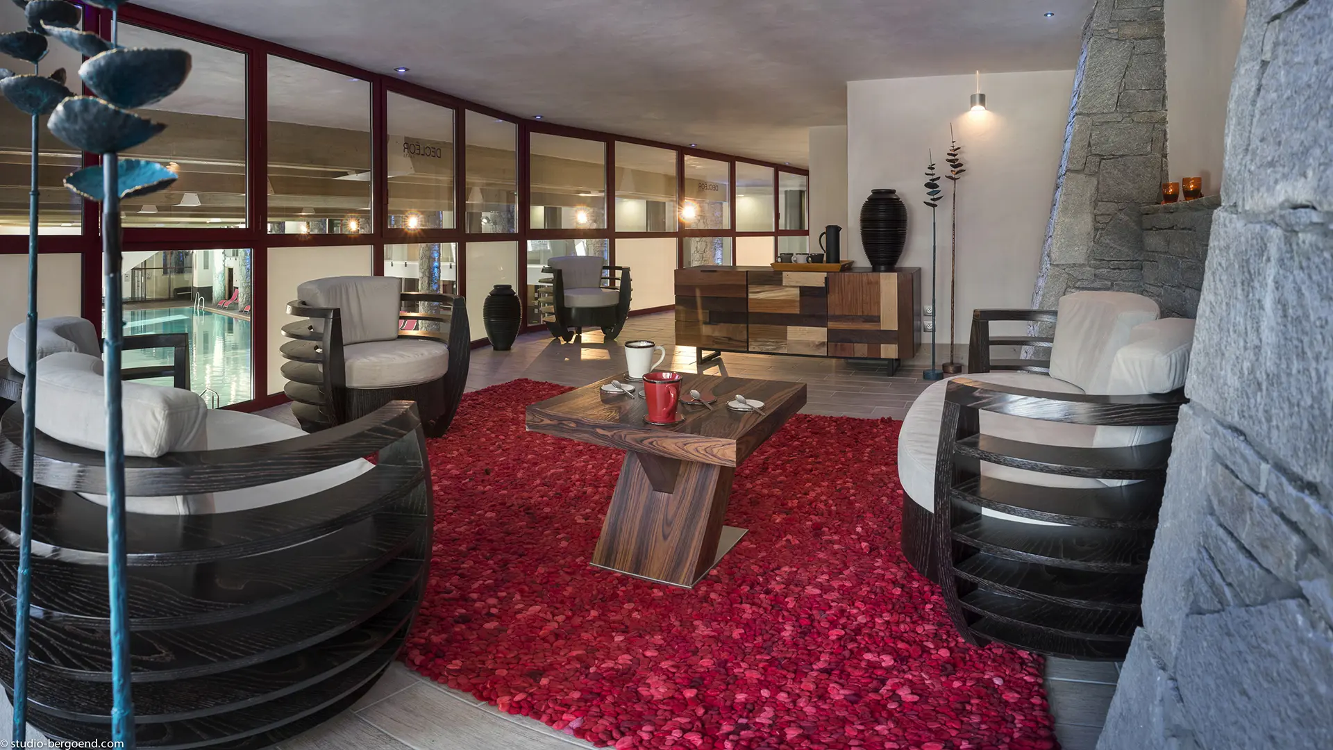 Lounge above the swimming pool