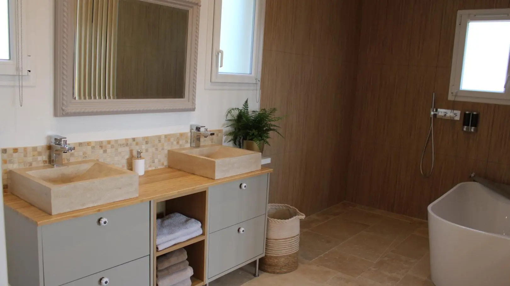 Gite de Bellet-espace douche et baignoire-Gîtes de France Alpes-Maritimes