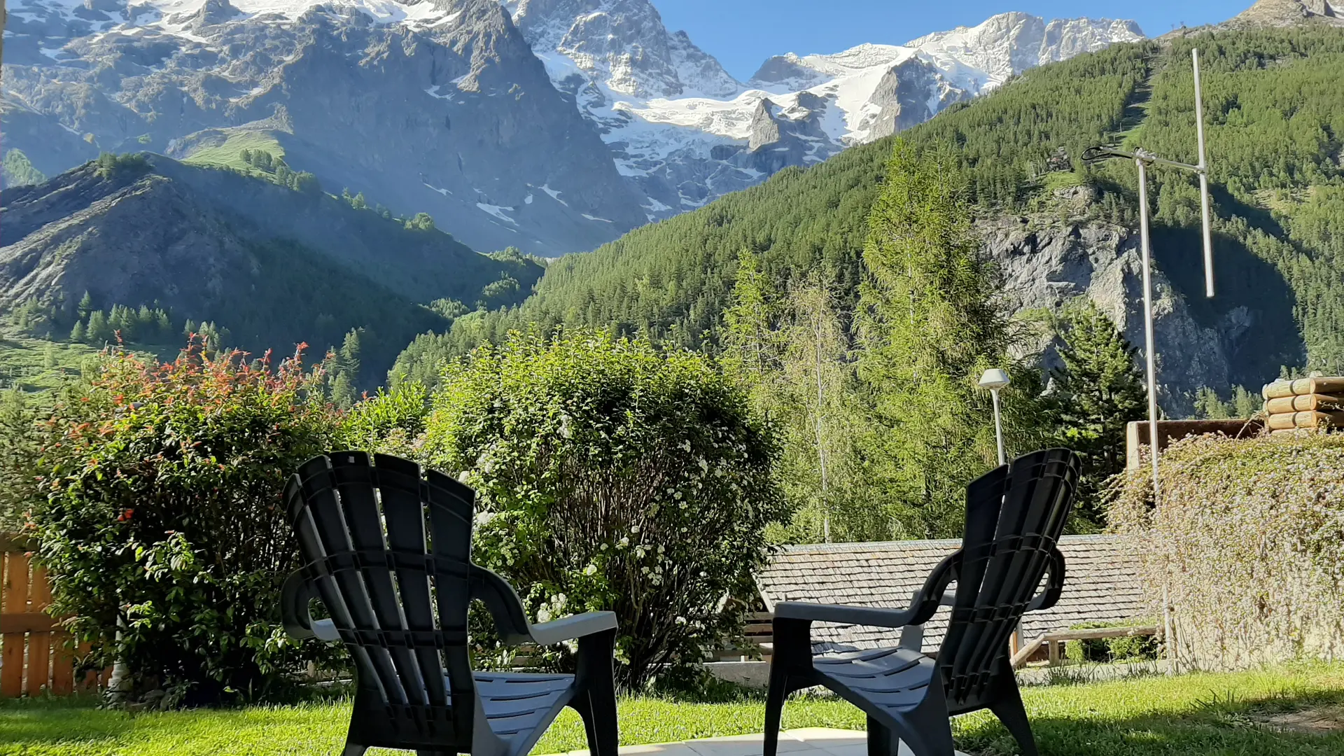 fauteuils sur terrasse panoramique