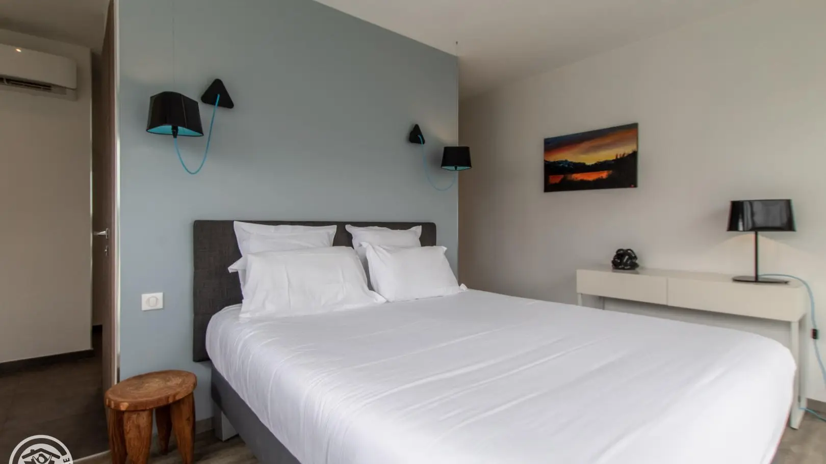 Chambre 1 et accès WC et salle d'eau privative