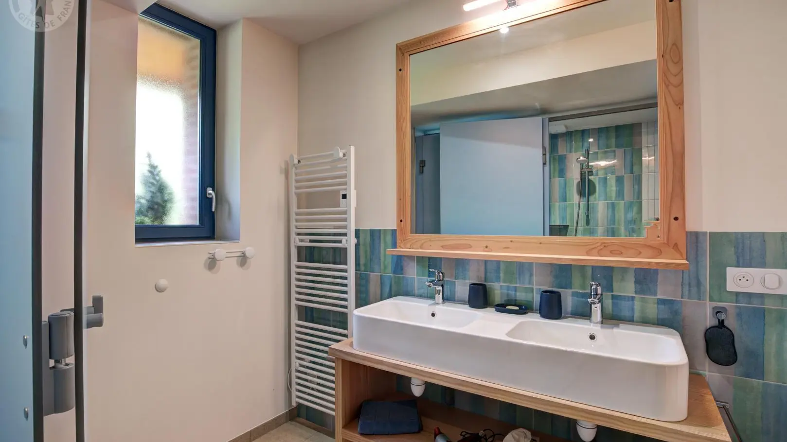 Salle de Bain, 2 douches, 2 lavabos, sèche serviette