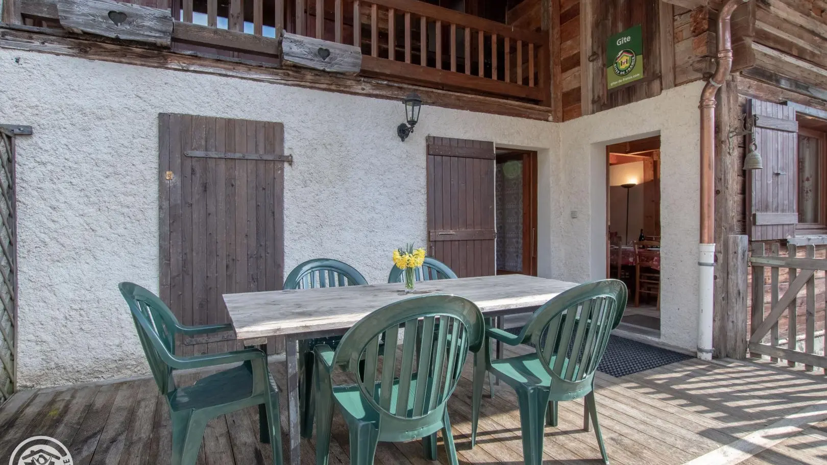 Accès au gîte par une des 2 terrasses. Local vélos/rangement à disposition (volet fermé).