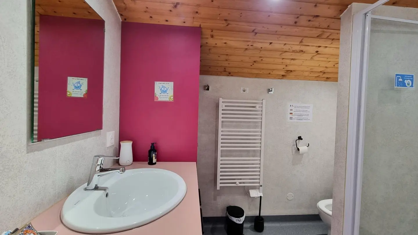 La chambre Les Mésanges se  compose d'un lit 160x200cm et d'une salle d'eau attenante et privative. Un canapé-lit 140x180 est mis à disposition pour offrir un couchage d'appoint sur réservation.