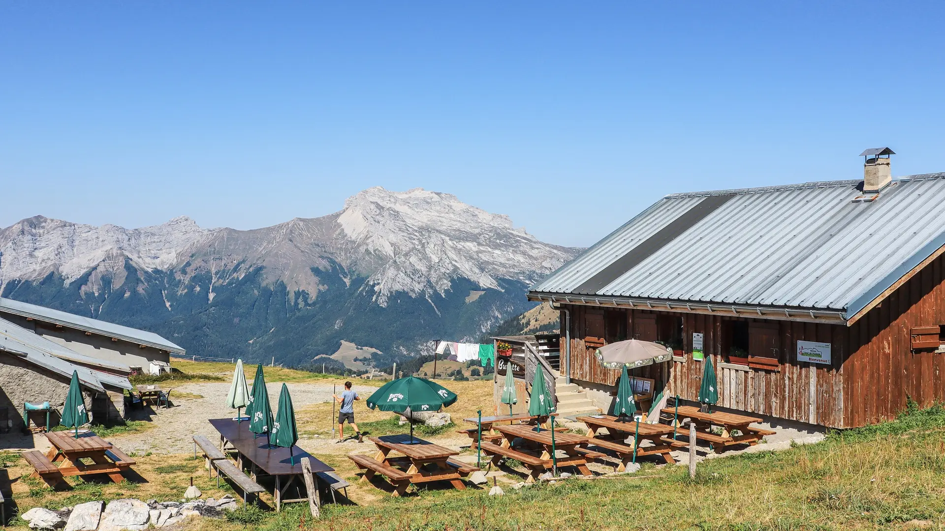 terrasse du refuge et vue sur la Tournette