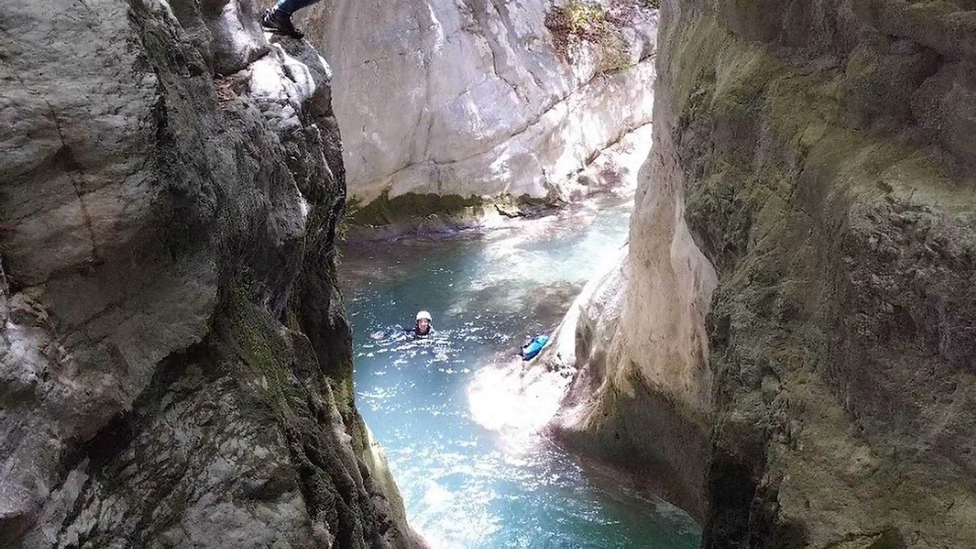 Saut dans le canyon