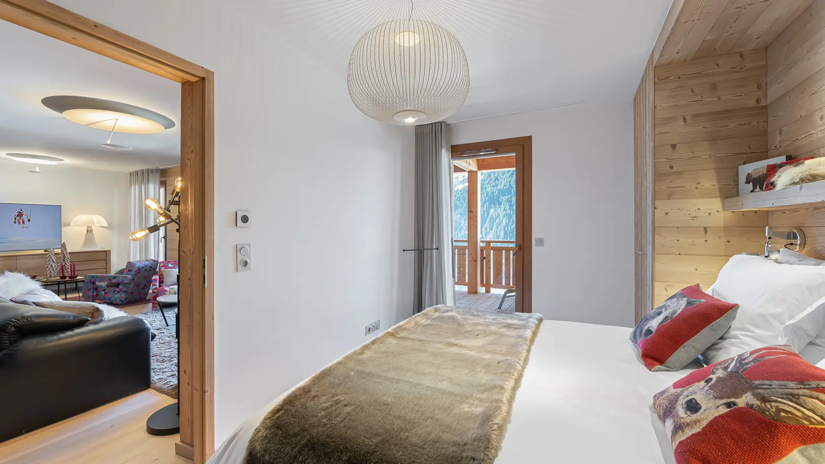 Chambre double située à côté de la pièce à vivre, grand lit double, porte fenêtre avec accès au balcon