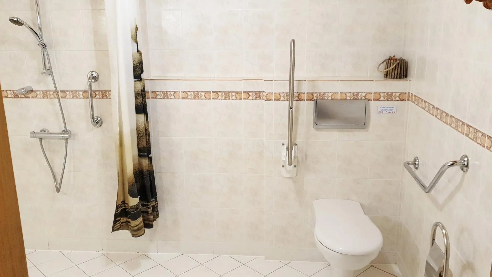 Salle d'eau avec douche à l'italienne, lavabo et WC.
Sèche-cheveux à disposition