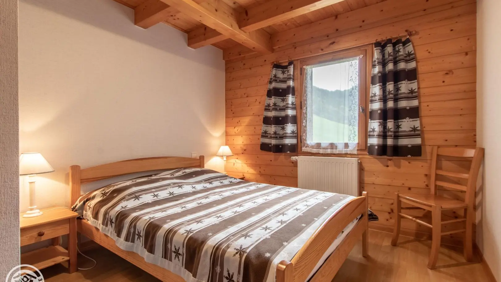 La chambre 1 avec le lit double de 140cm