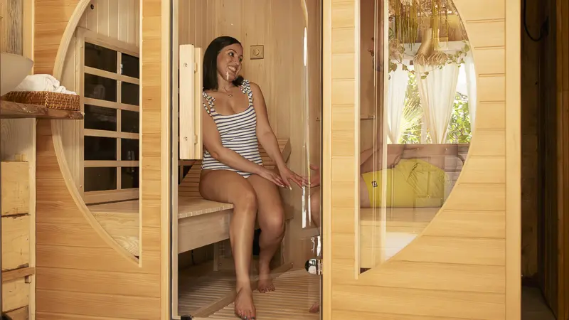 Nuit insolite et détente – Profitez du jacuzzi et du sauna infrarouge du Domaine ForRest en Auvergne-Rhône-Alpes