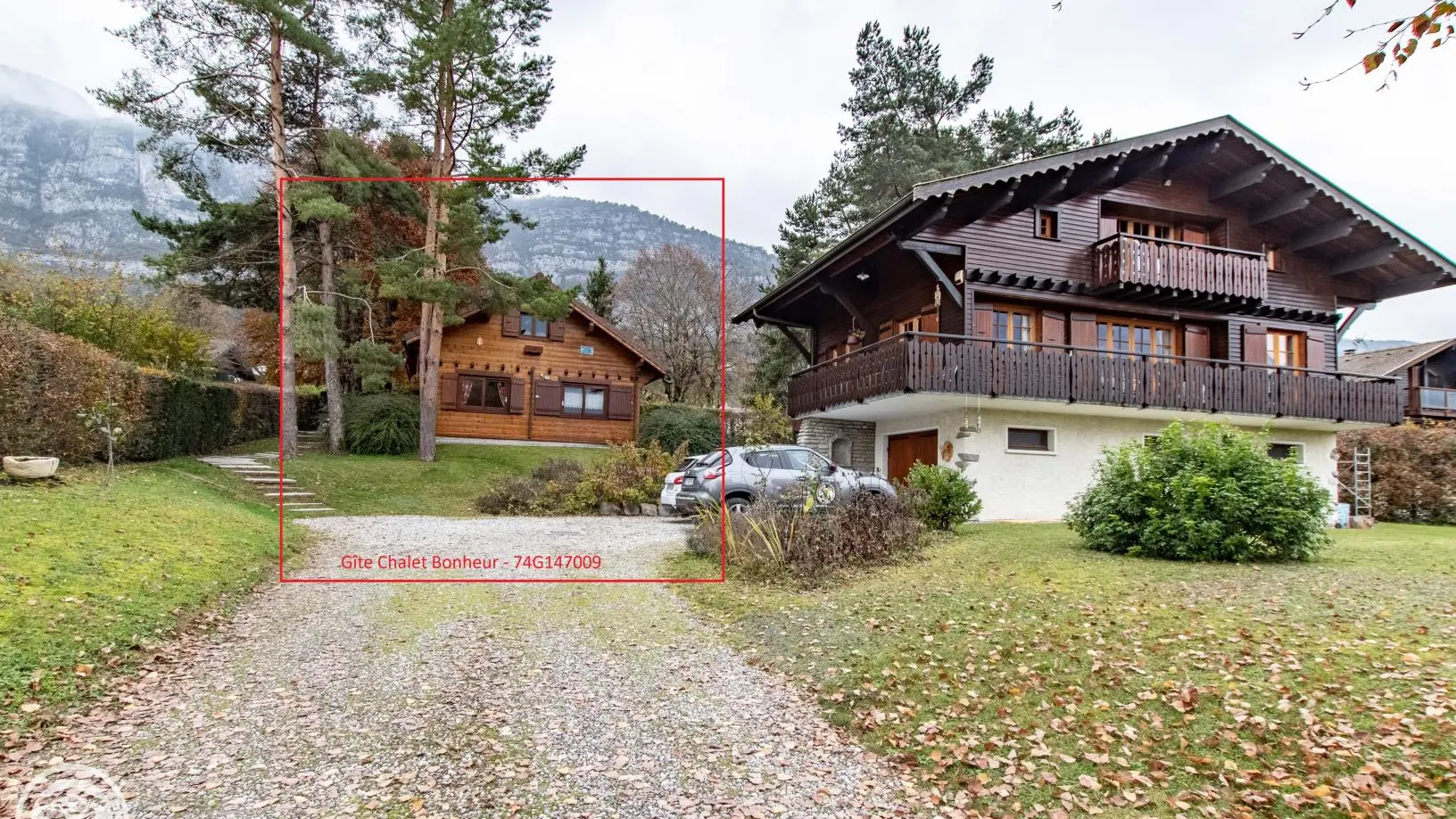 Chemin d'accès au gîte avec second gîte à droite