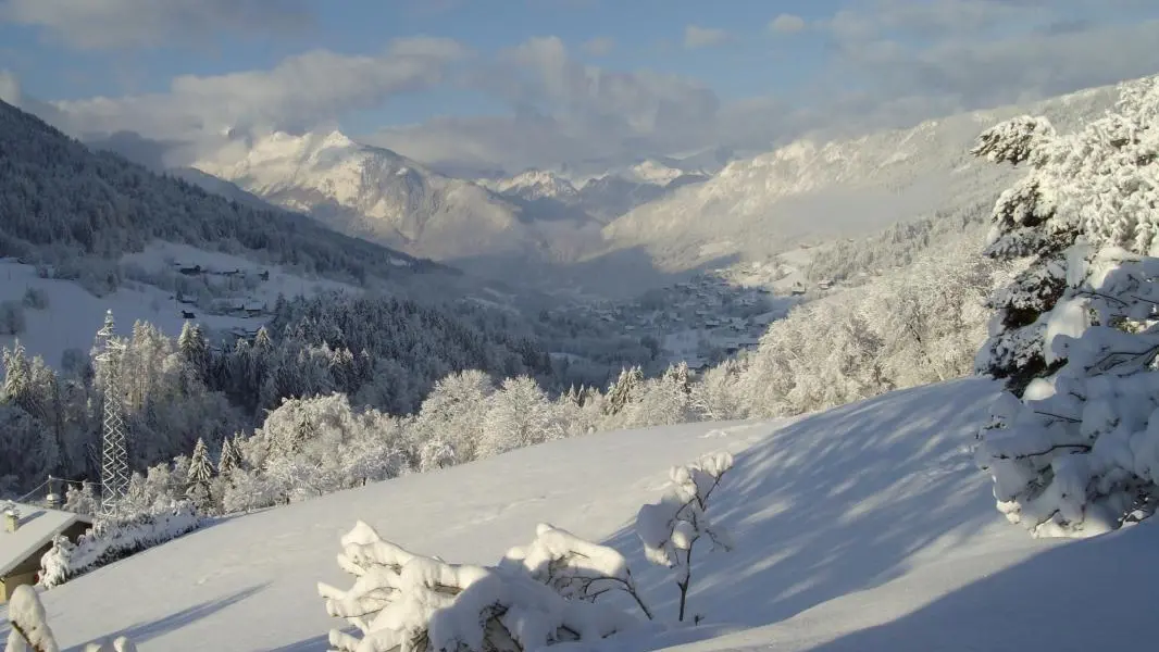 Vue de la Vallée des Aravis depuis la terrasse de l'appartement