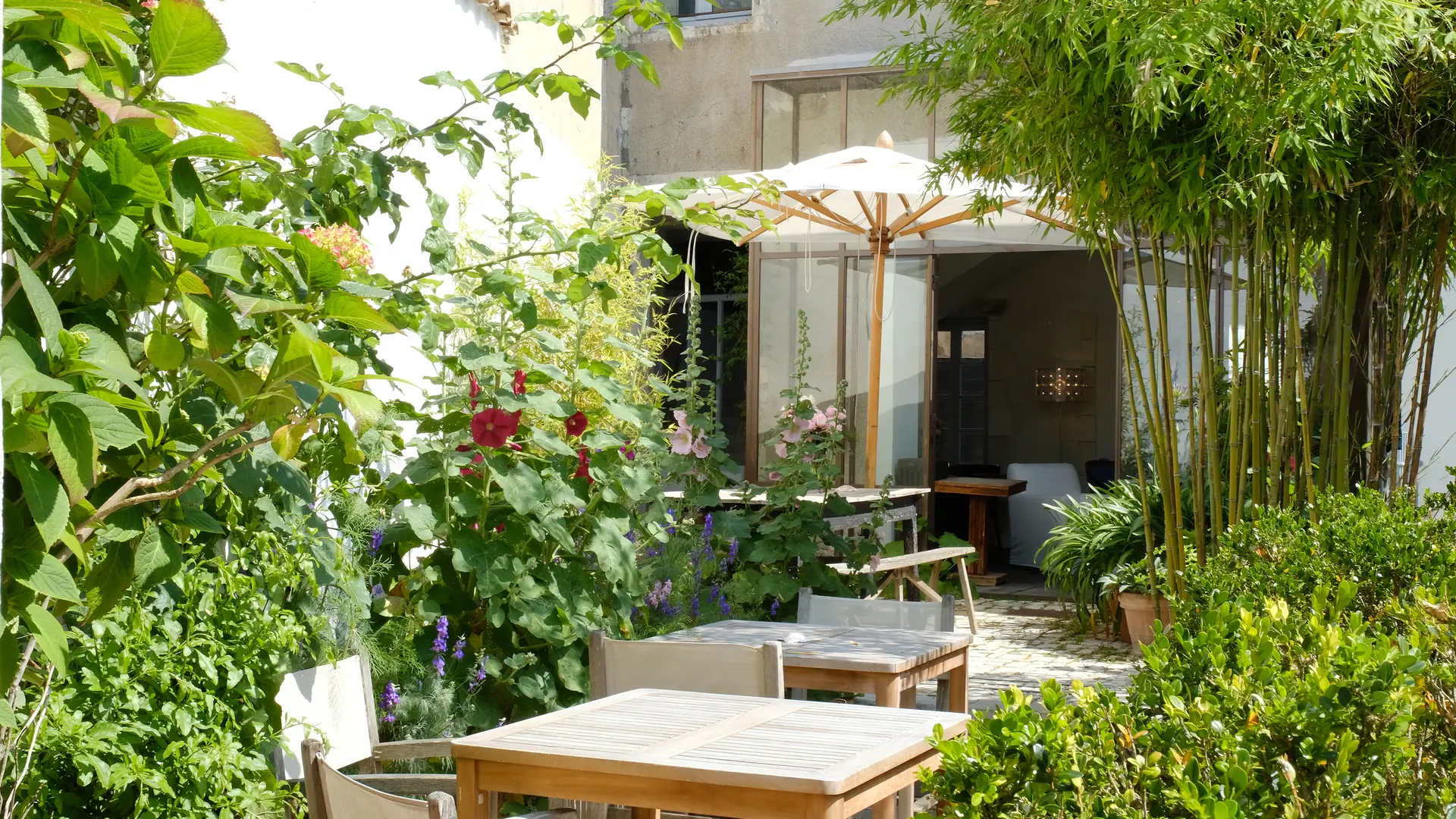 jardin fleuri patio teletravail famille lecture calme