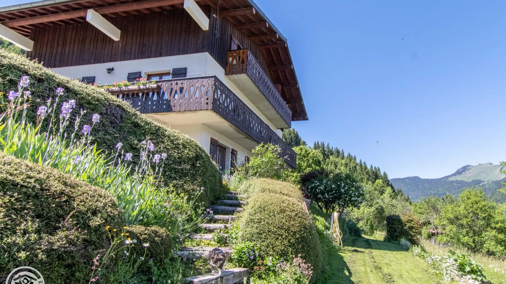 Vue sur le gîte depuis le jardin