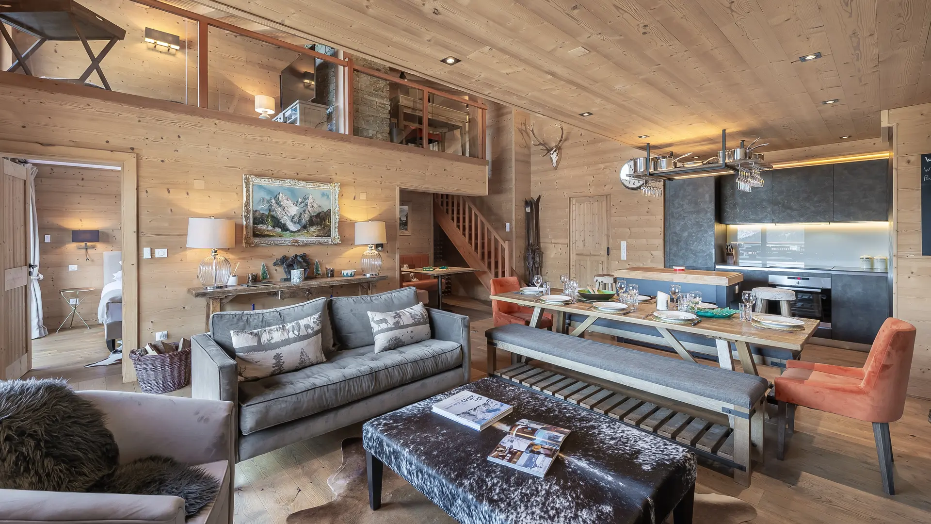 Espace salon avec canapé, fauteuils