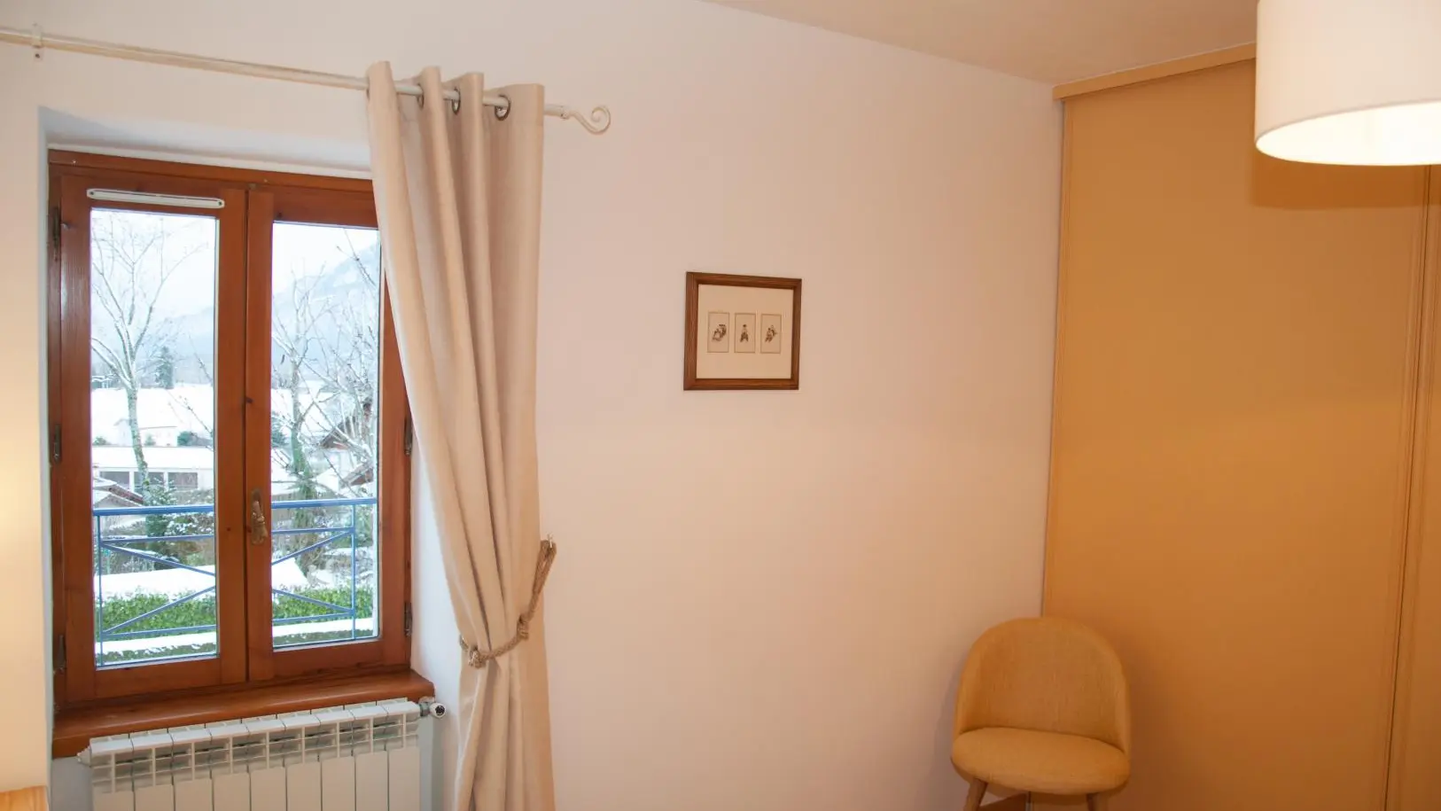 Chambre 1 avec fenêtre orientée Est et donnant sur le jardin.