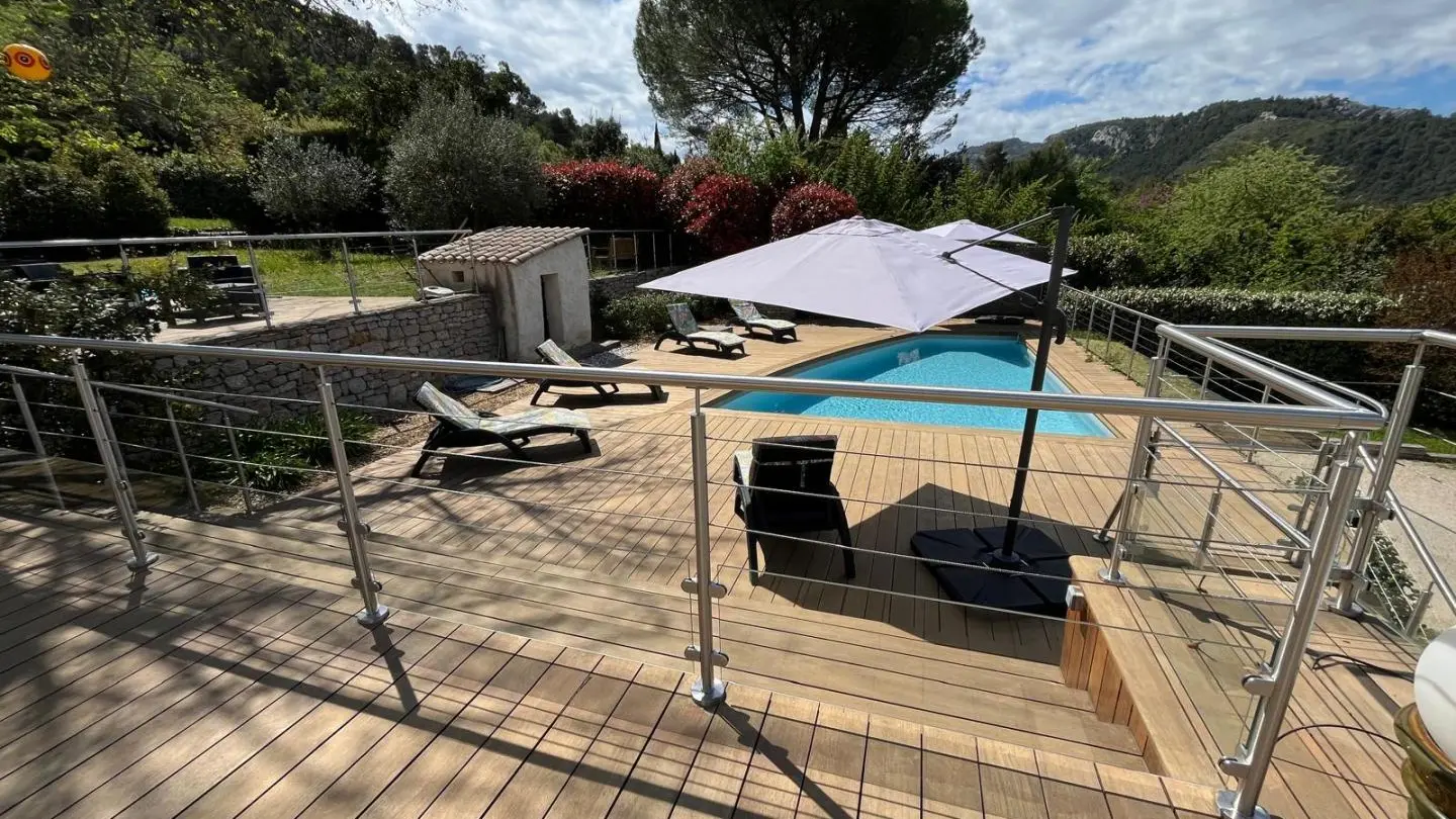 PISCINE VUE DE LA TERRASSE DEVANT LA VERANDA AVEC GARDE CORPS