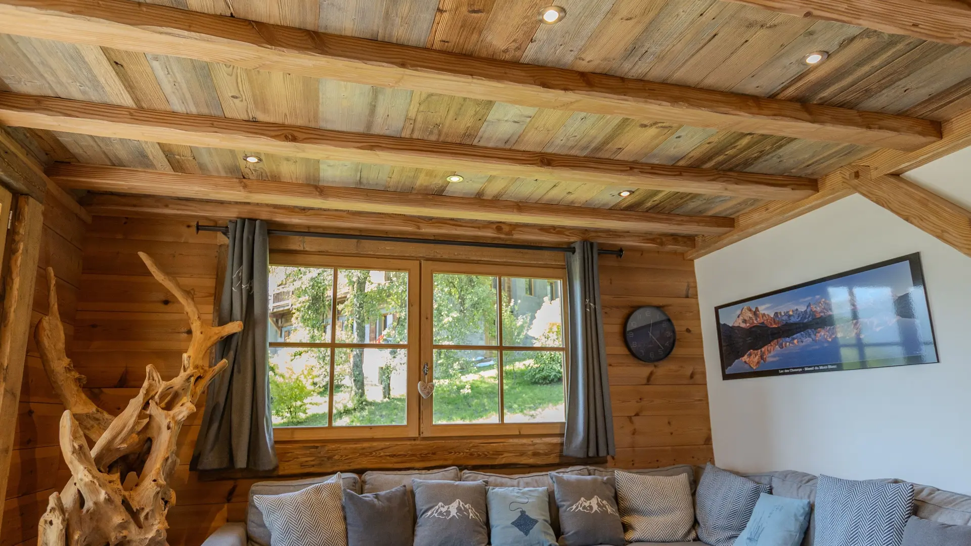 Un salon confortable au coin du feu