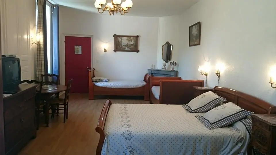 Grande chambre composée d'un lit double (160) et deux lits simples.