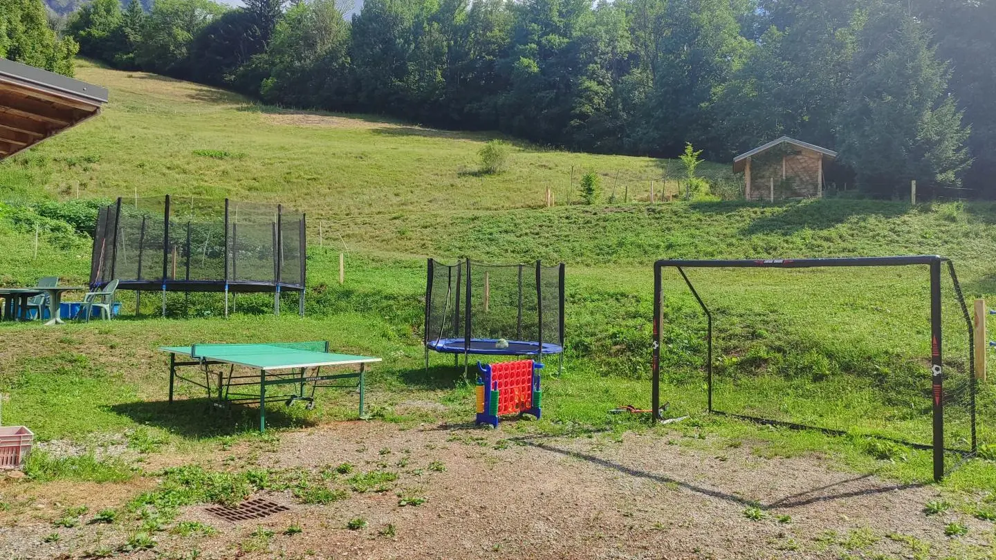 Terrain de jeux, trampoline, table de ping pong,cage de foot, jeu géant de puissance 4 , table chaise etc...
